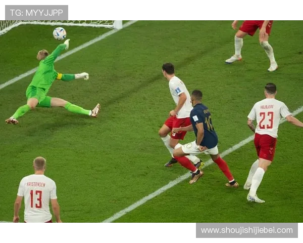 世界杯新闻播报赛中精彩瞬间回顾，明星球员表现与比赛精彩片段全纪录